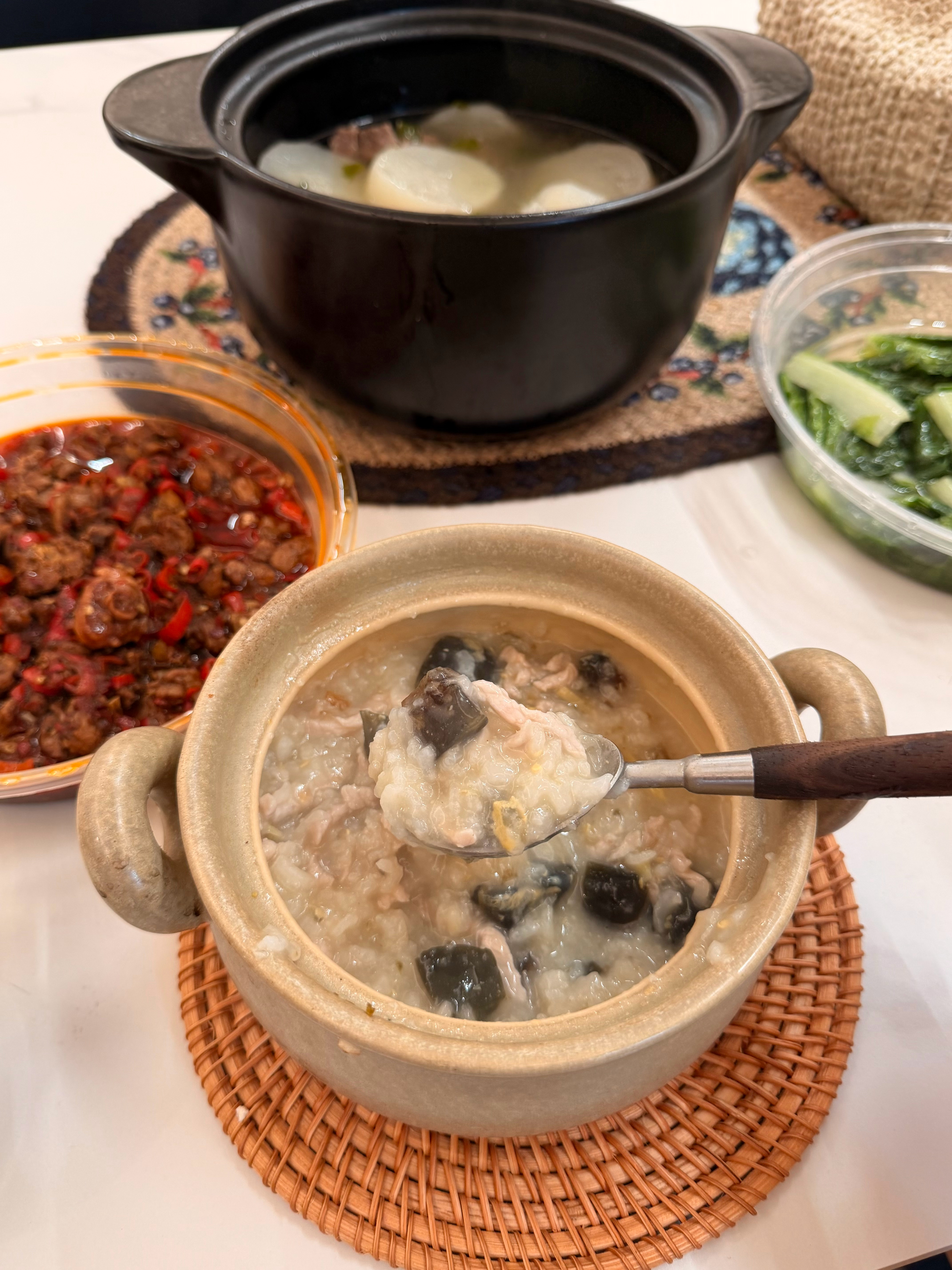 自己做的皮蛋瘦肉粥～超级美味哇嘿嘿半个小时之后🍠啵啵！好久没聊天了