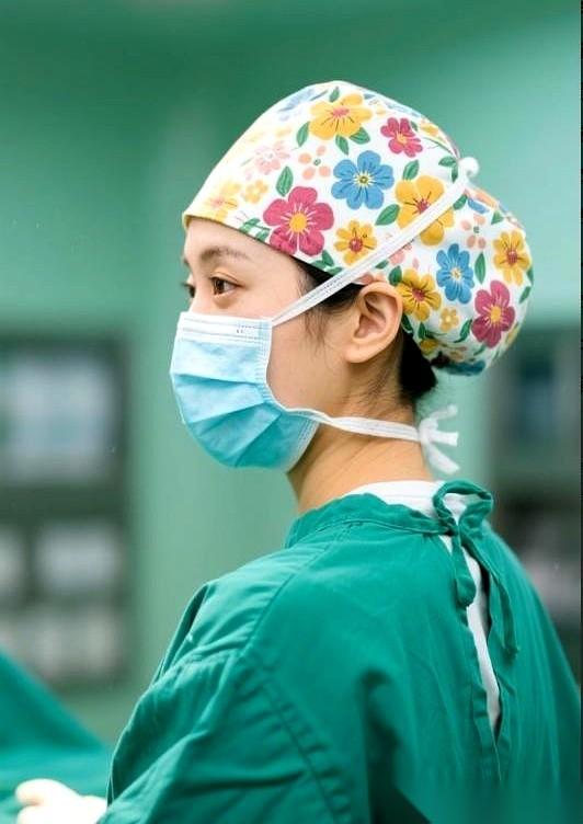 “签这里，还能再试试。”医生面无表情，把一张单子推过来。
走廊里，男人靠着冰冷的