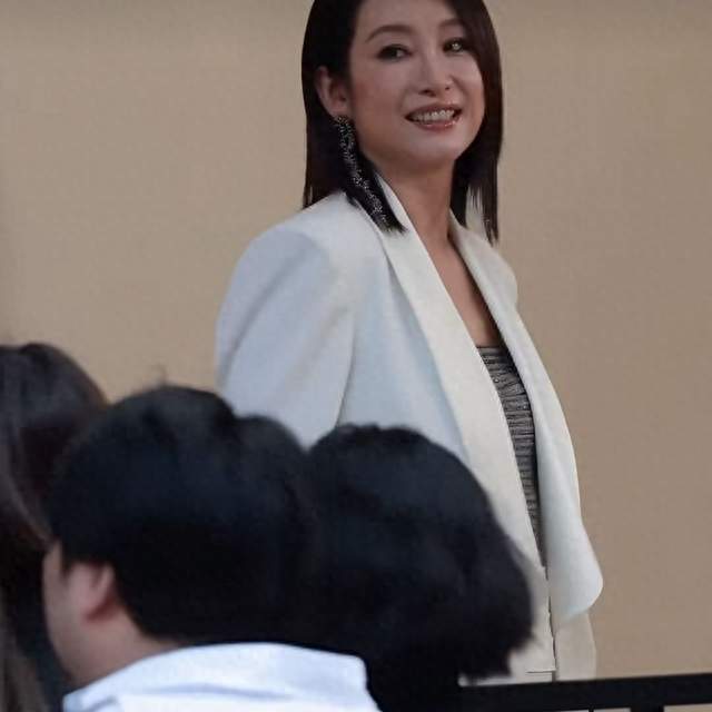 合影手停腰胸之间，刘涛并不是第一个受害者