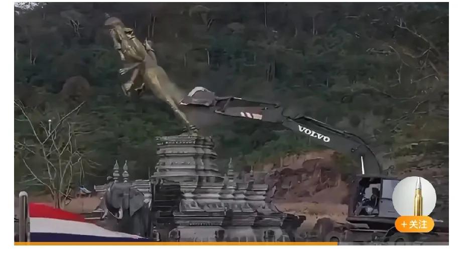 柬埔寨人信仰也崩塌了！

12月23日，泰国军队在占领地将一座高达10米的巨型神