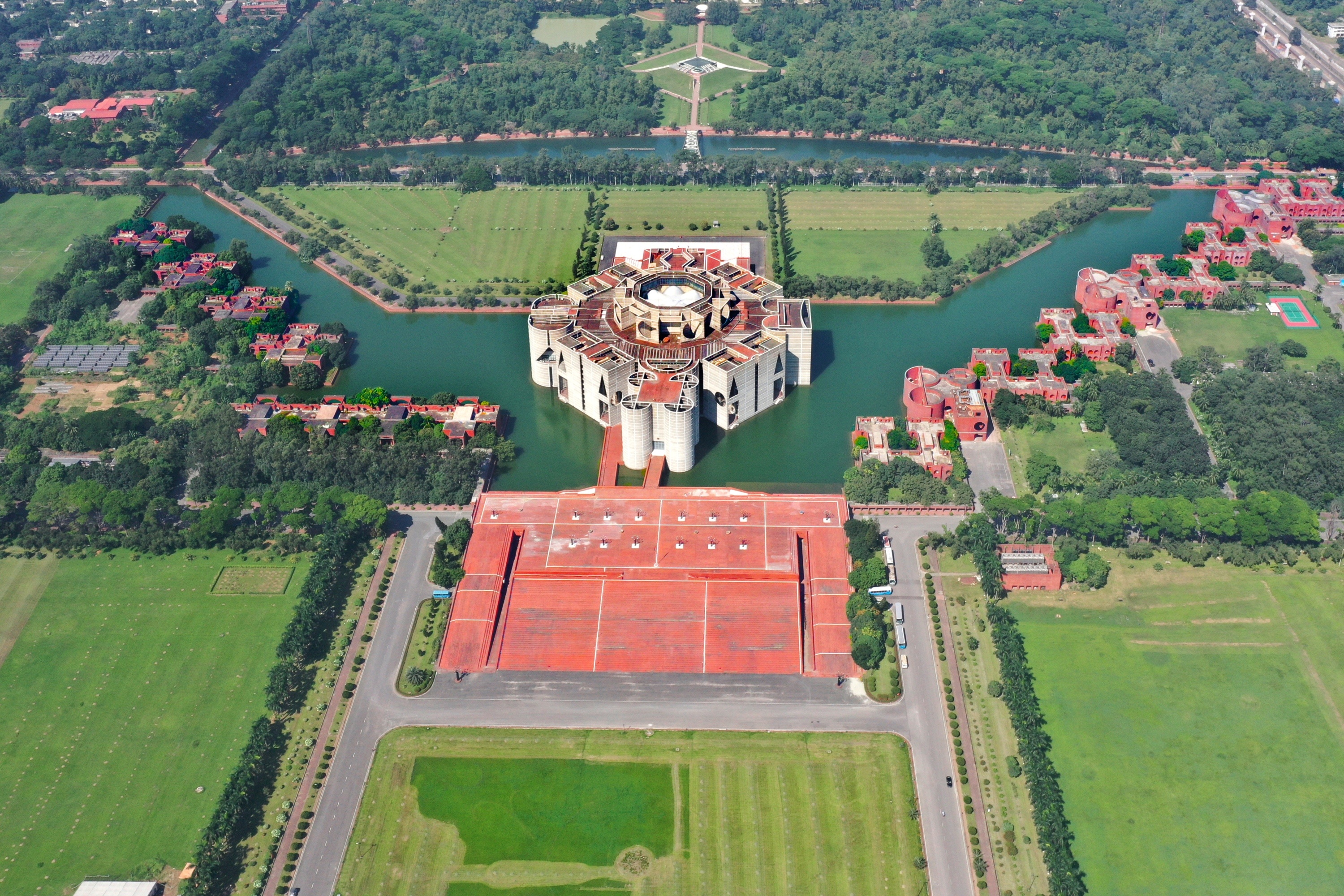 孟加拉国国民议会大厦，达卡，1962-1983年，路易斯·康设计“次级空间围绕一