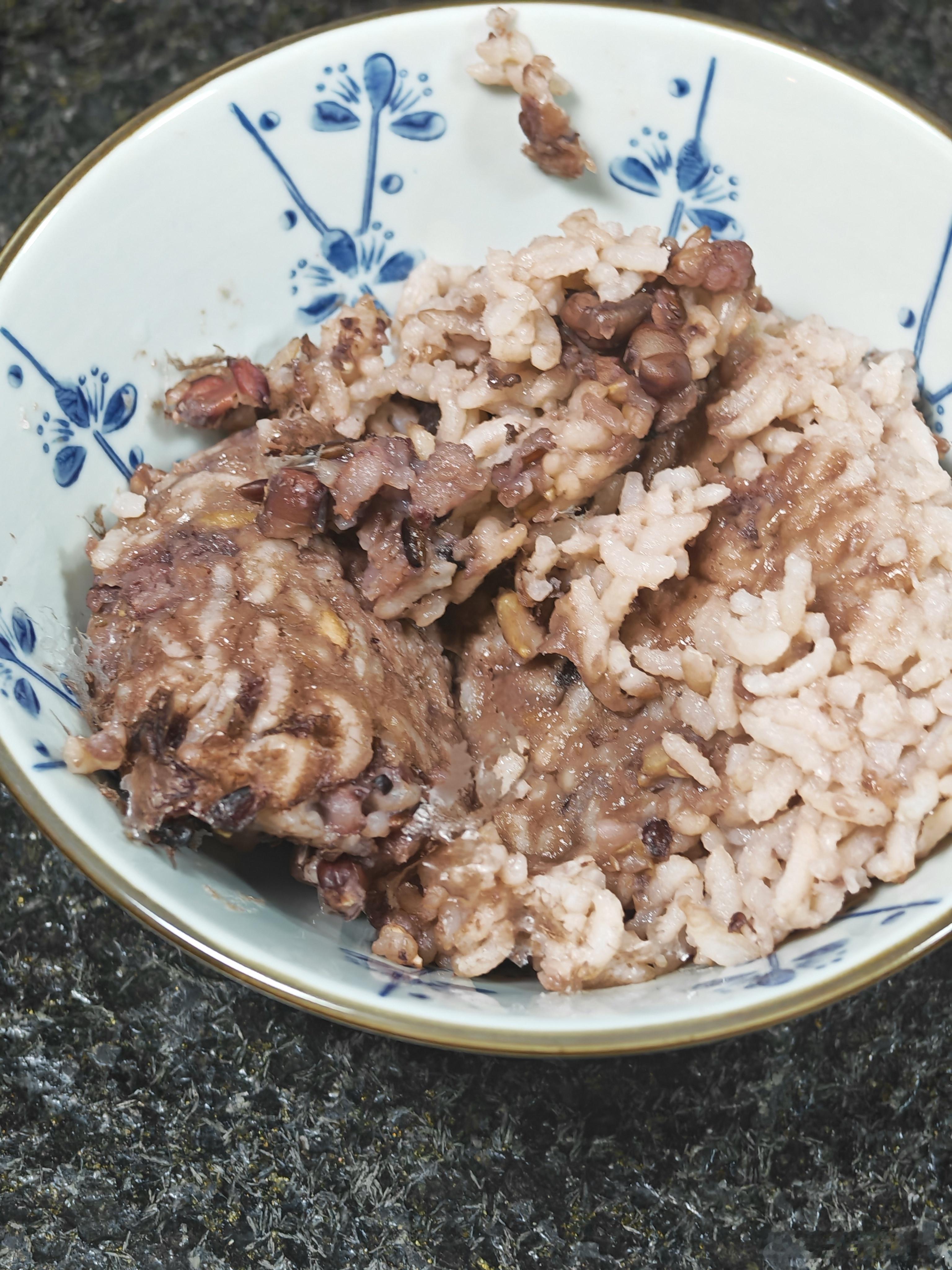 江叔早上杂粮粥只盛了一半，晚上煮饭把米直接扔锅里，接下来几顿都得忆苦思甜。《兵自