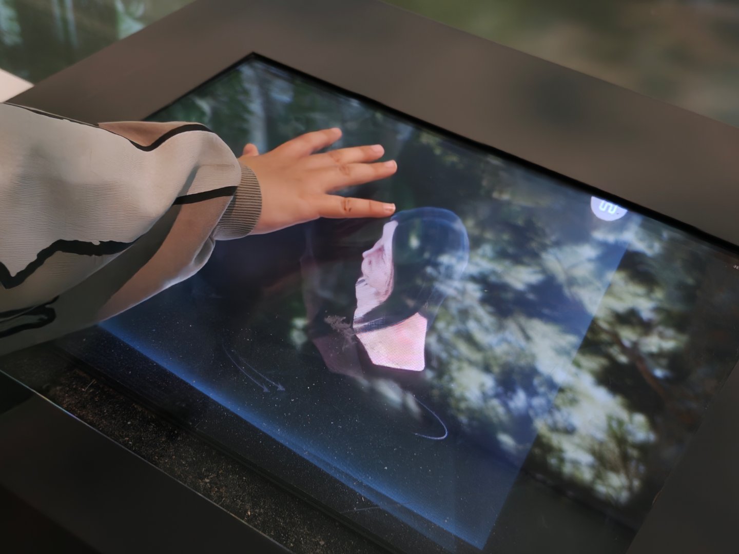 在山东博物馆看到一个全息投影的屏幕，正面看是悬空的，有点意思。 