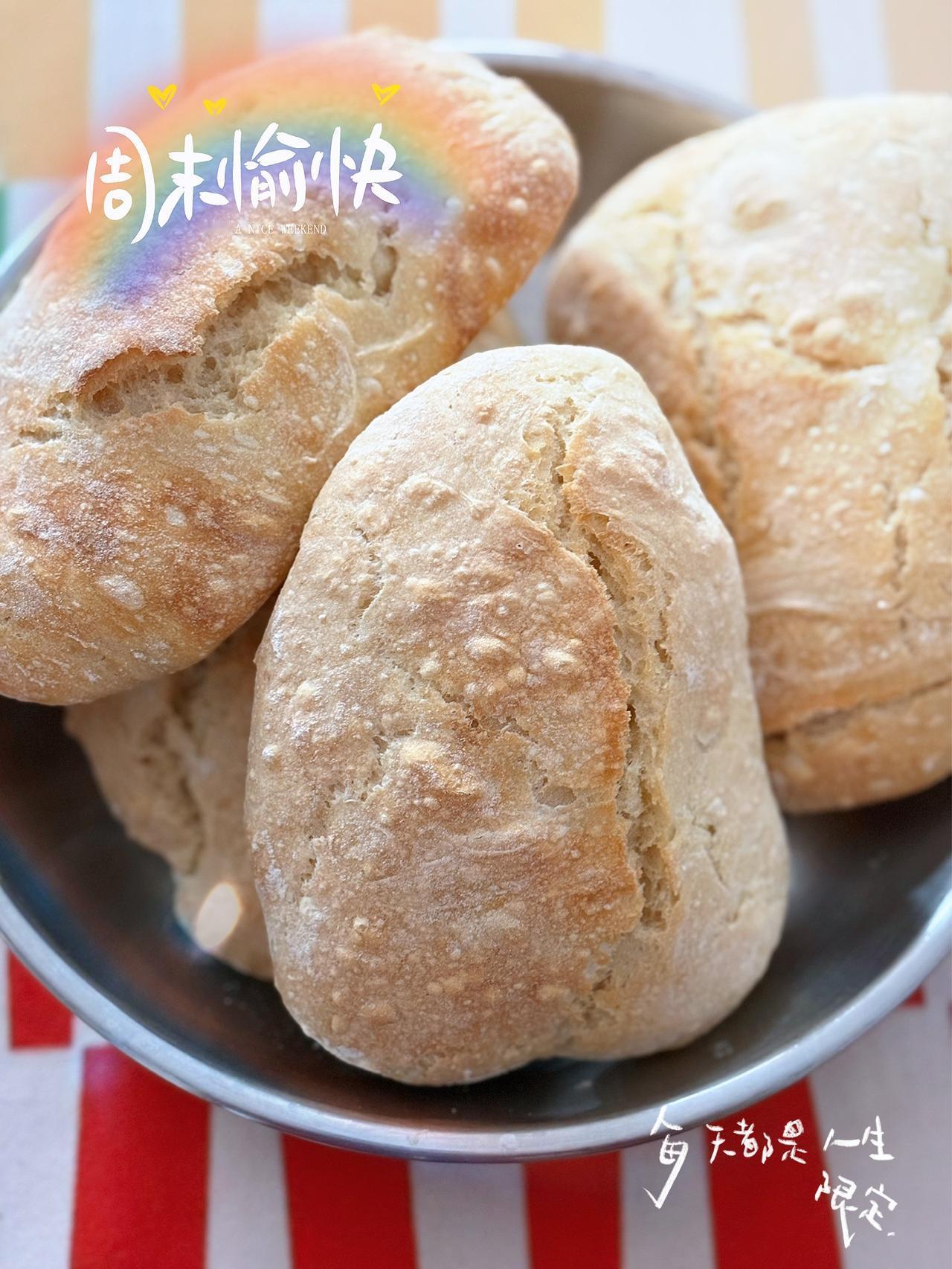 今早烤了一锅免揉版的恰巴塔。

材料：面粉450克，盐5克，酵母4克，水350克