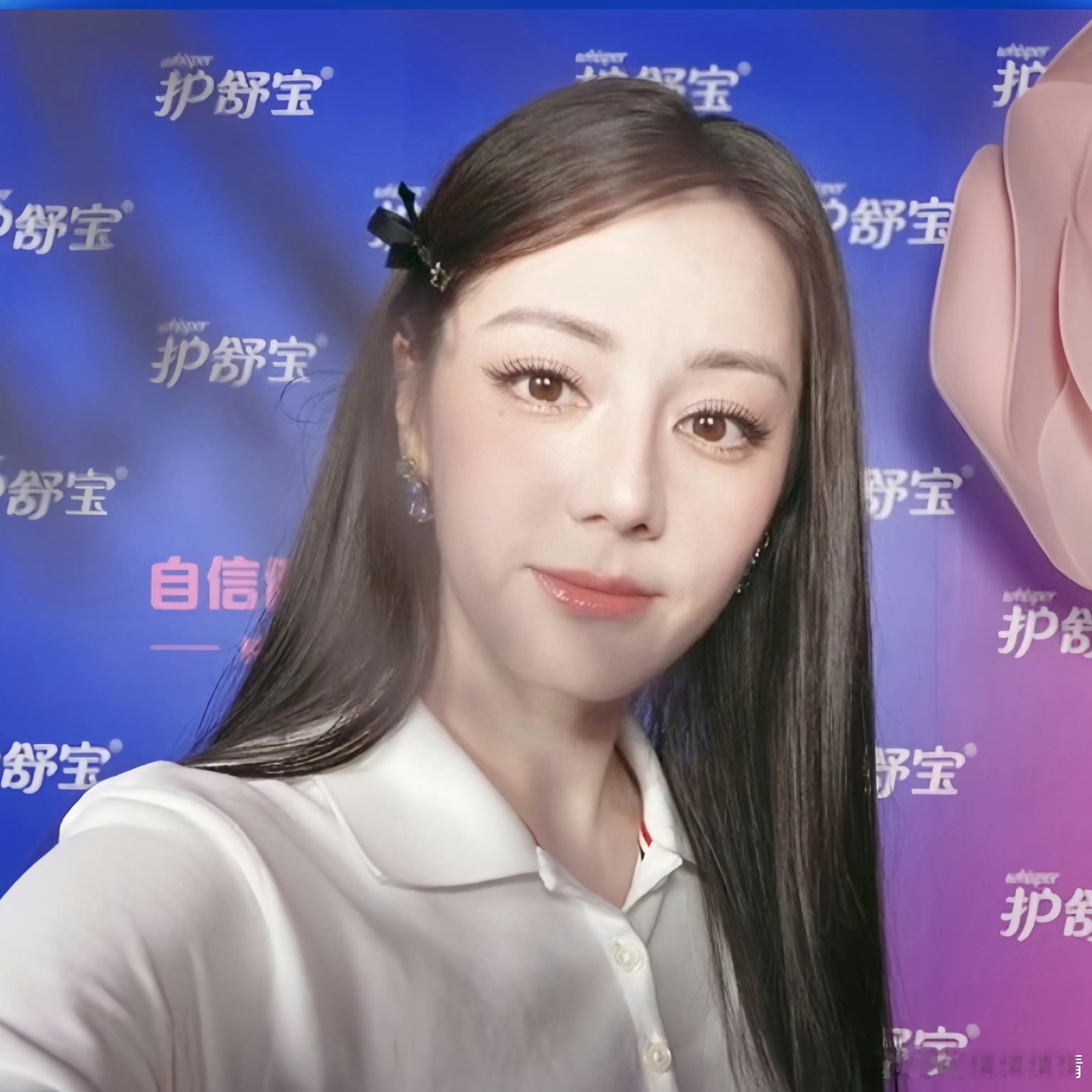 迪丽热巴抓拍成功看直播多好看，为啥一到剧里就？ ​​​