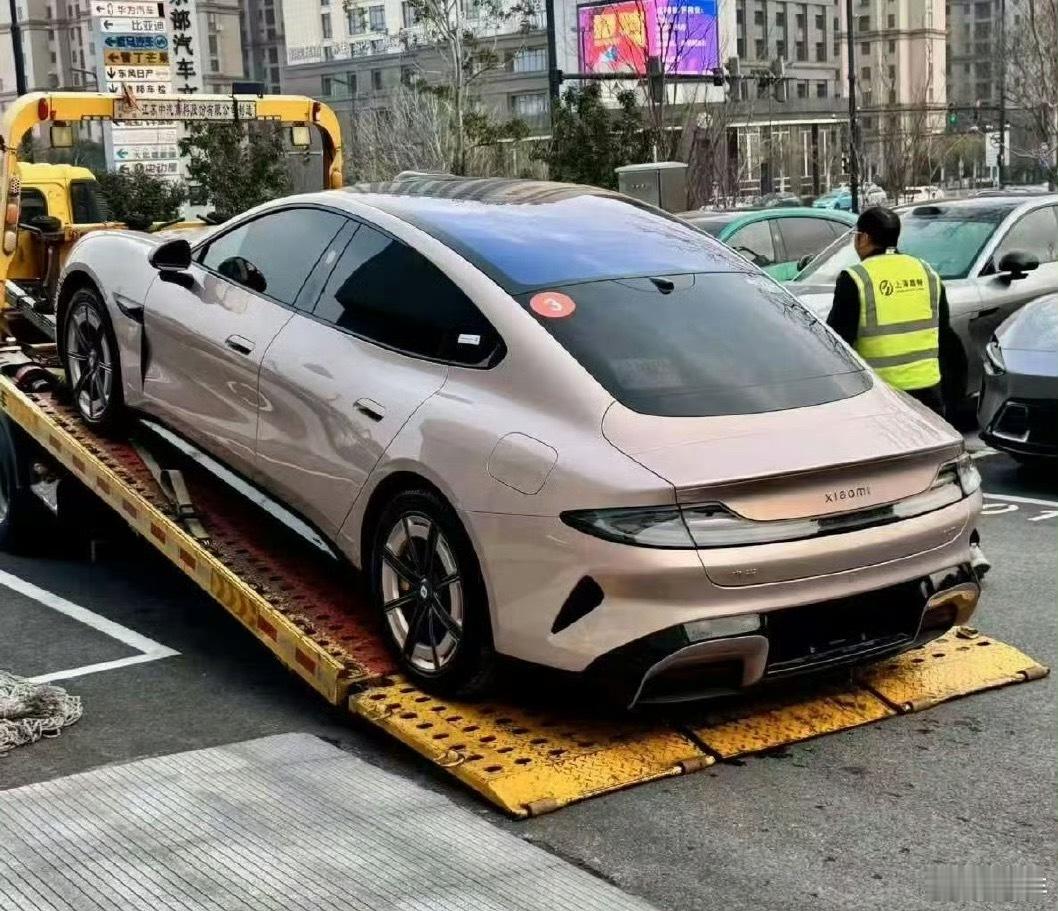 把YU7的流金粉放到新SU7上，这个颜值怎么样？ 