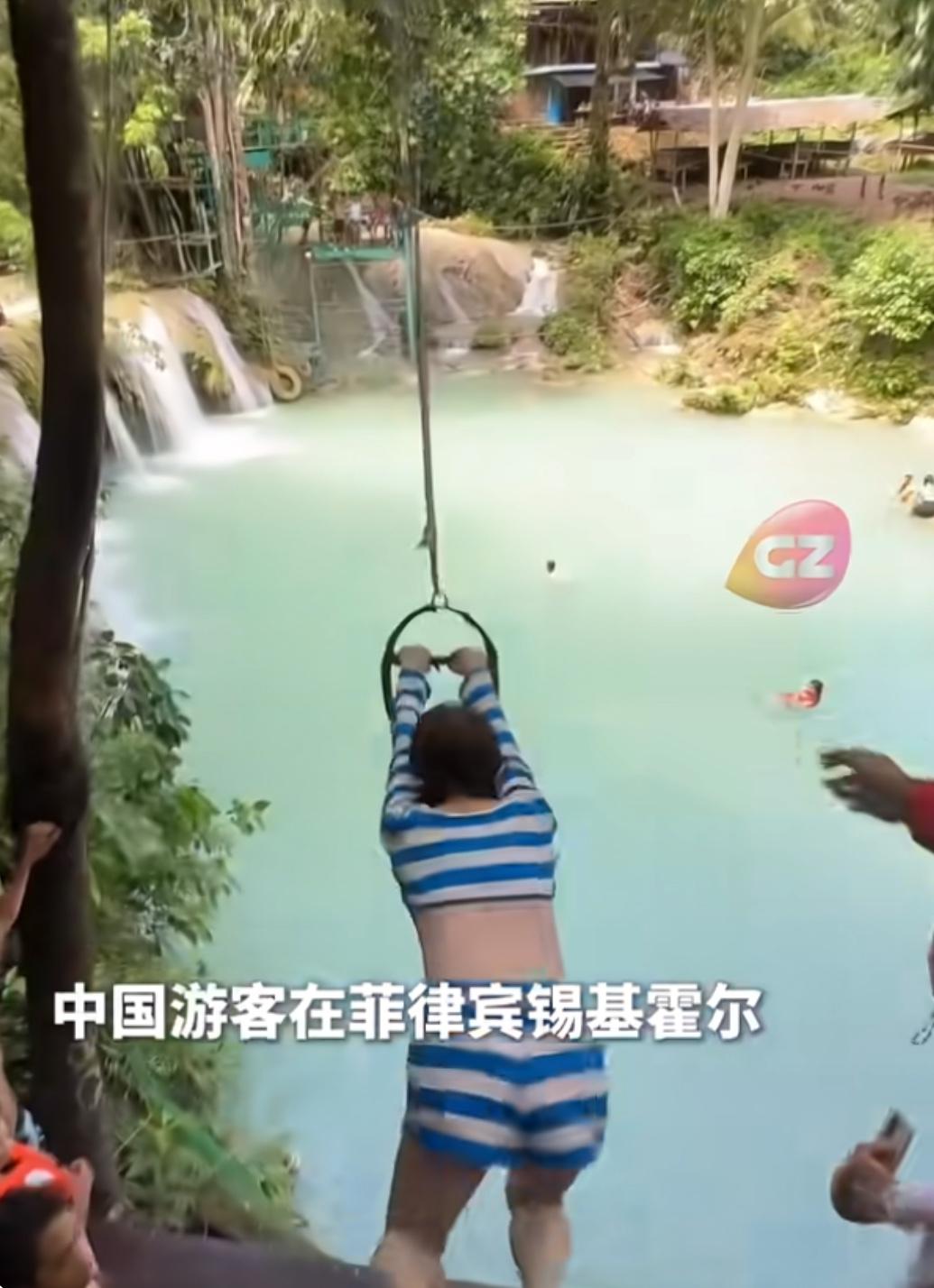 去菲律宾体验跳水项目要注意了，工作人员偷偷摸摸把游客手上的表带弄松，然后游客跳下