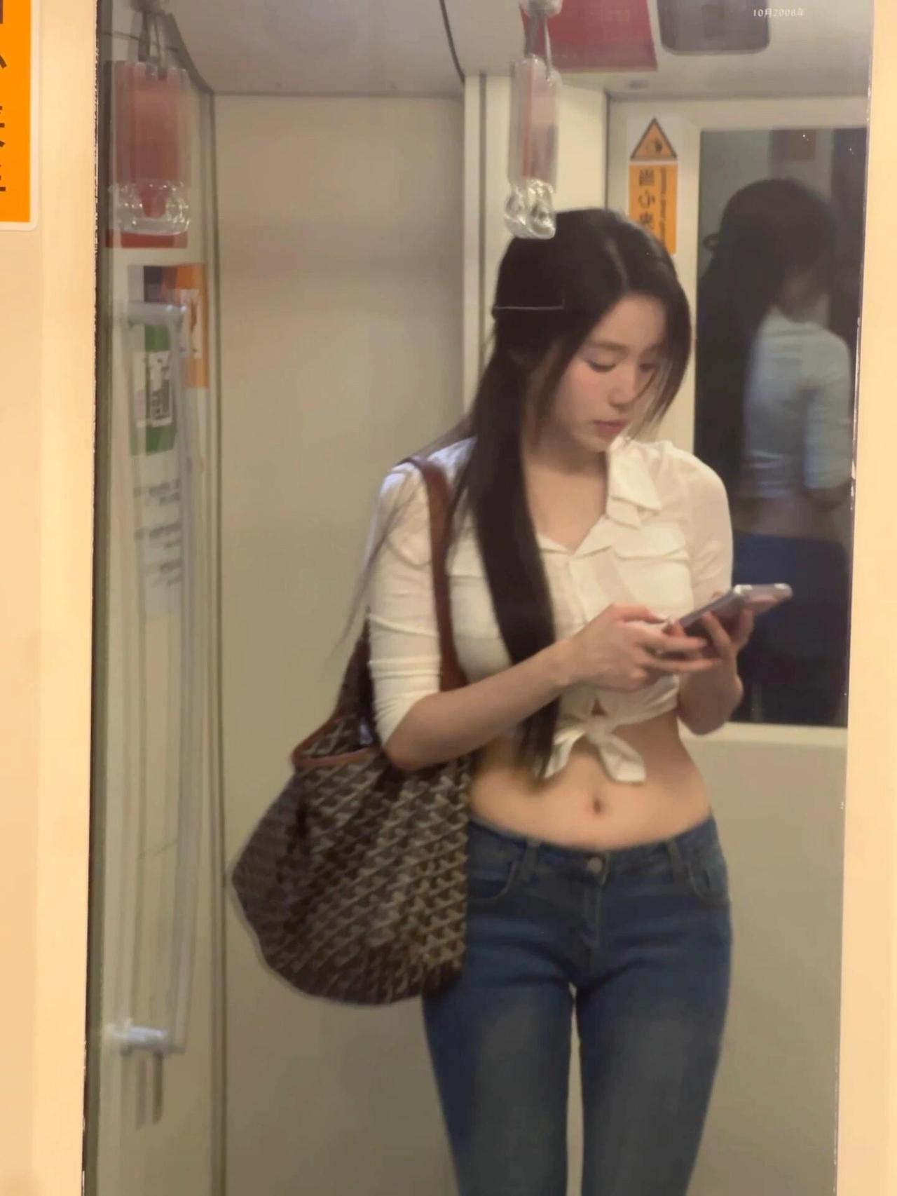 地铁上的时尚少女，自信地摆出姿势，展现青春活力！