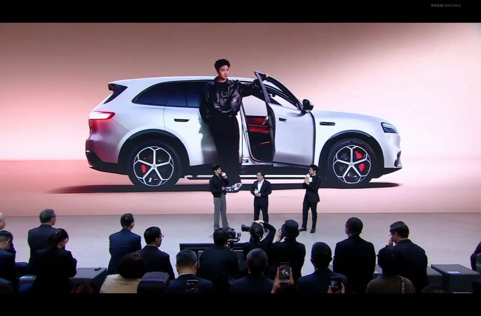 北京车展现场直接炸场！4月24日，白敬亭惊喜现身问界展台，一身简约造型亮相瞬间引