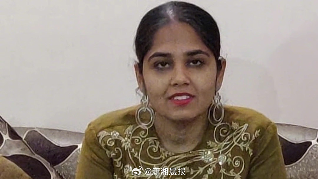 【#女子为给丈夫惊喜搭印坠机客机遇难#】12日，印度航空一客机坠毁。其中一名女子