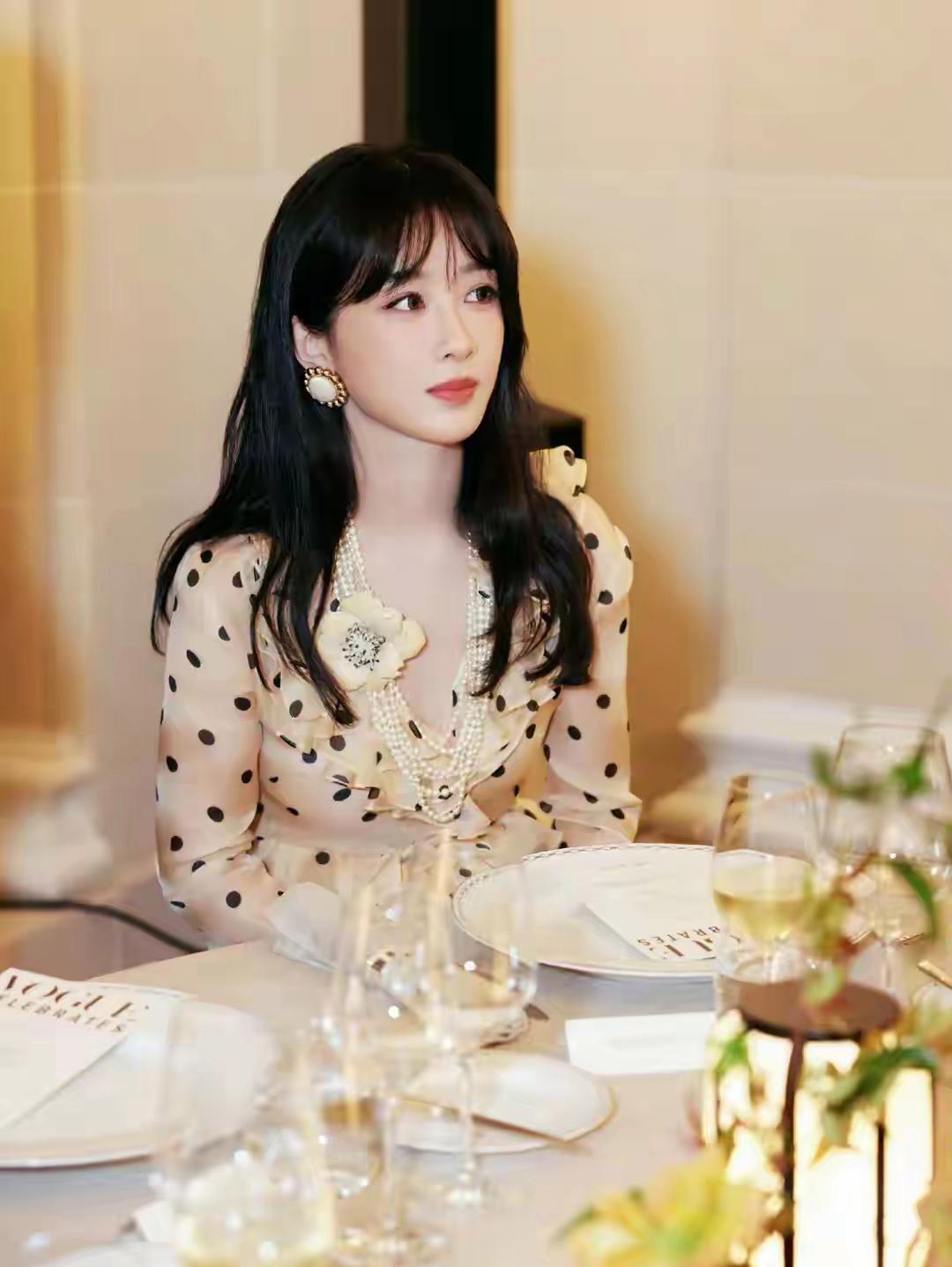 杨紫波点白裙太惊艳，甜妹秒变优雅大小姐，灵动美出圈！