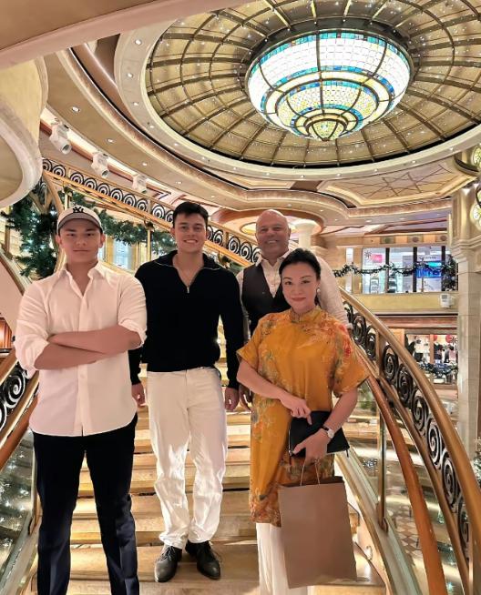 嫁到瑞士的史可，遗传基因竟然如此强大，两个儿子看起来一点不像混血儿，都是黑头发黑