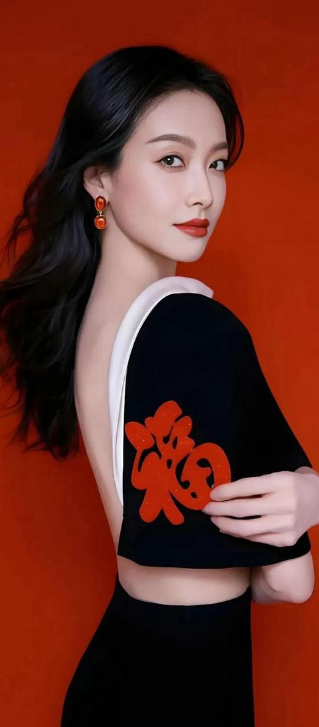 红袖添香夜，月影照红妆。