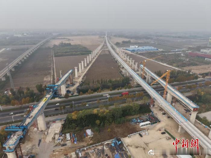 中新网济南11月16日电 (记者 沙见龙)由中铁十局承建的济青高铁潍东上行联络线