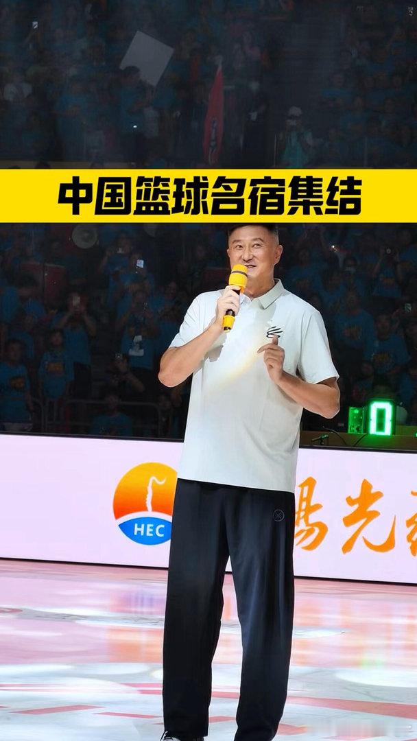 中国篮球名宿点赞广东群众篮球 8月1日粤BA总决赛，刘玉栋、张劲松等名宿现身，齐