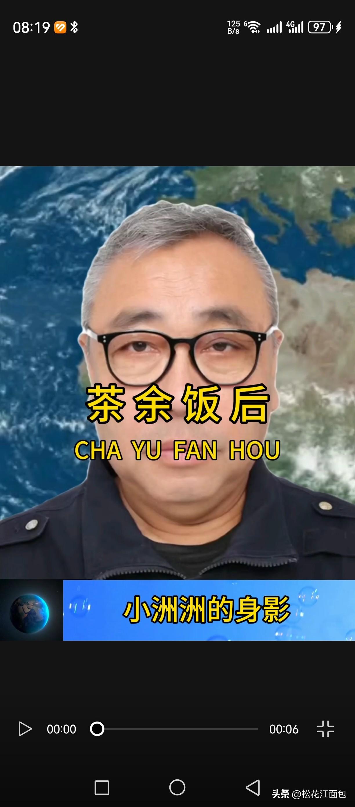 小洲洲近来完全沉默寡言了。
在幼儿园色彩缤纷的角落，洲洲小小的身影显得格外孤寂。