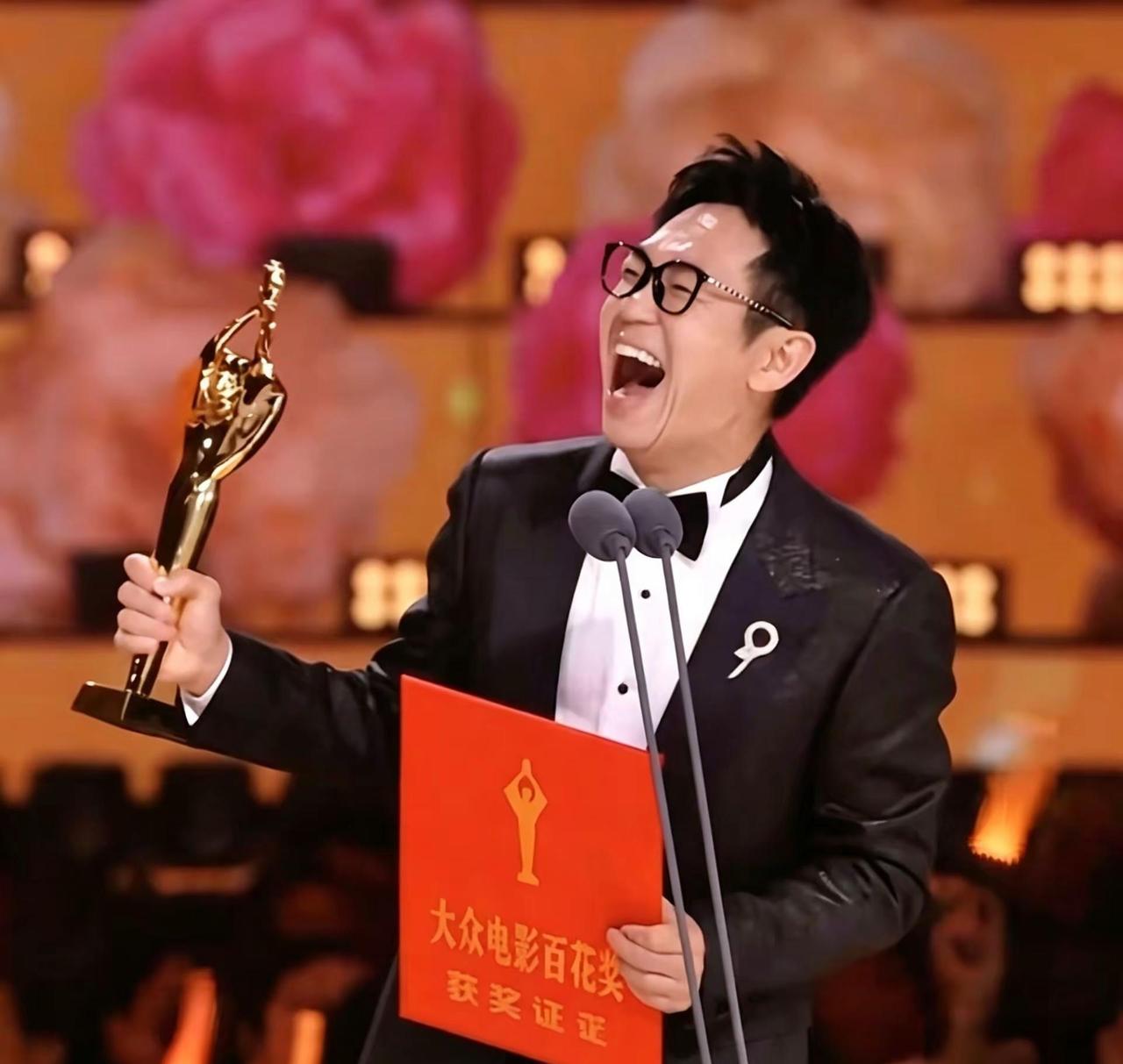 为什么大鹏开怀大笑的模样又火了。因为他真实、放松。小时候考试成绩好老师表扬不敢笑