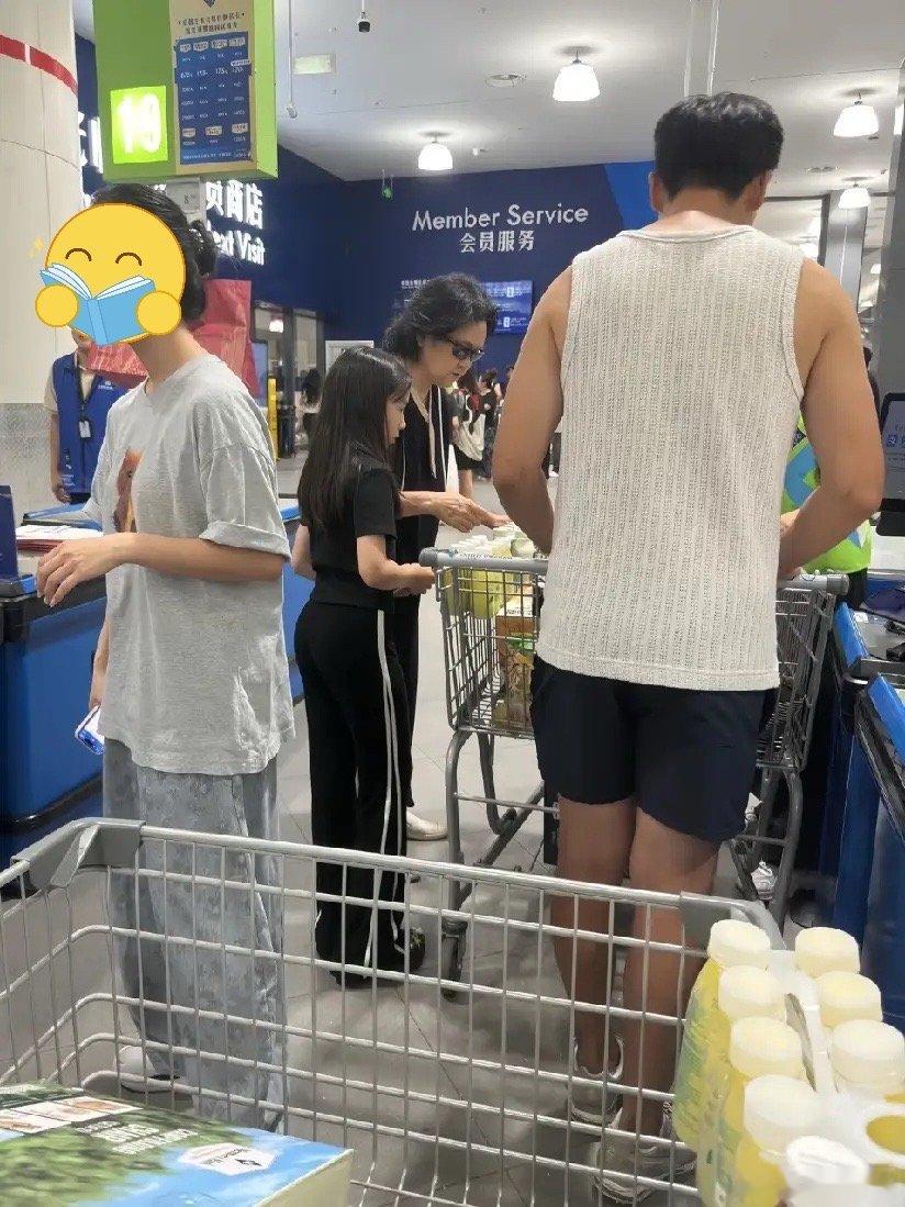 爸爸和奶奶带小酒窝逛山姆爸爸和奶奶带小酒窝逛超市爸爸和奶奶带小酒窝逛山姆，这种周