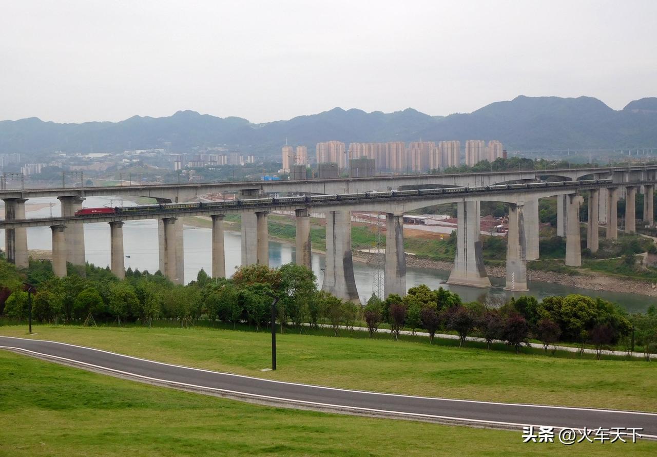 五年前在九曲河湿地公园拍摄两座井口嘉陵江特大桥，矮的那座是渝怀线的桥，高的那座桥