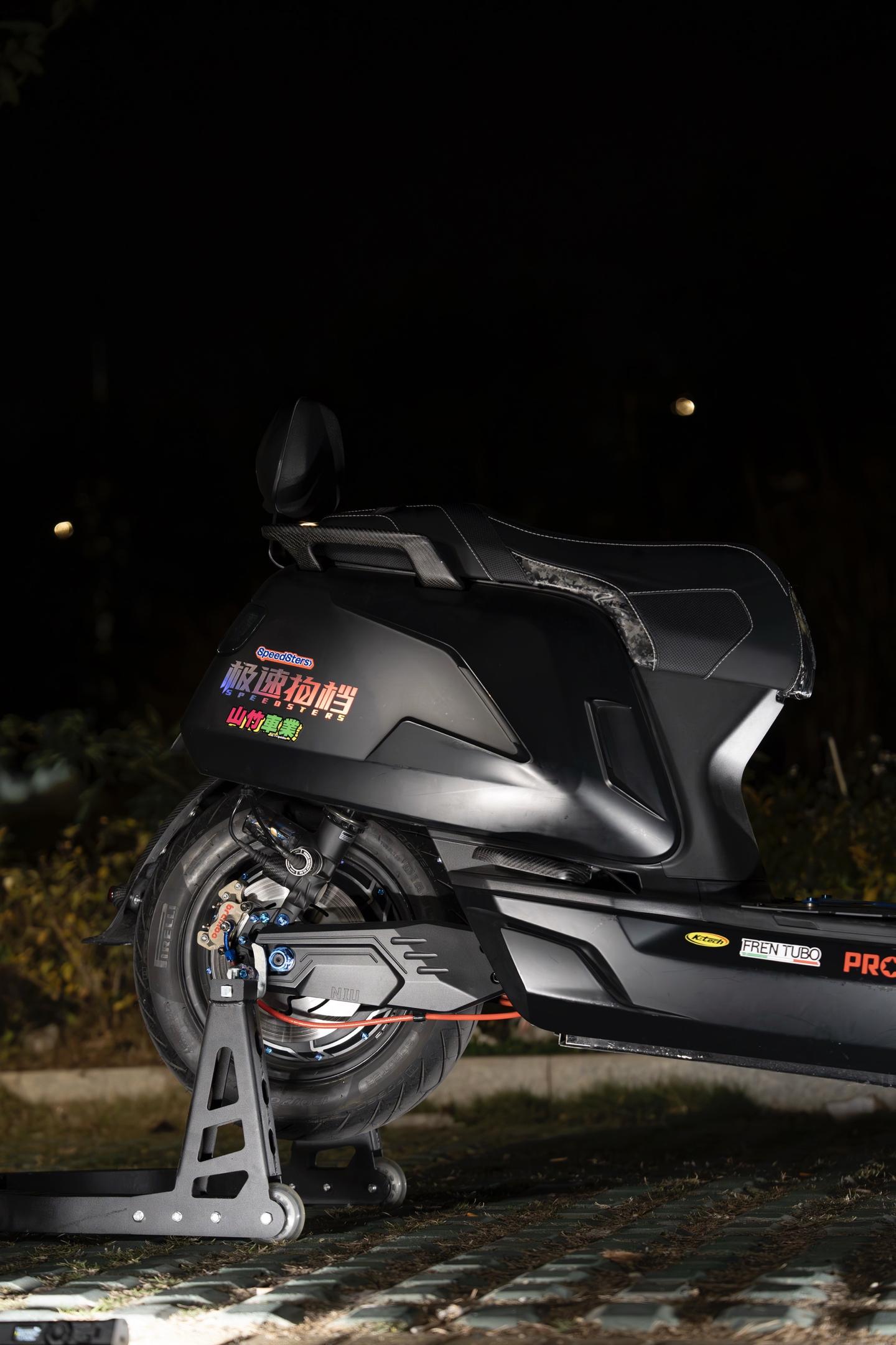 🛵10W+砸出纯血黑武士N1s满血姿态。受够了千篇一律的汽配城审美...