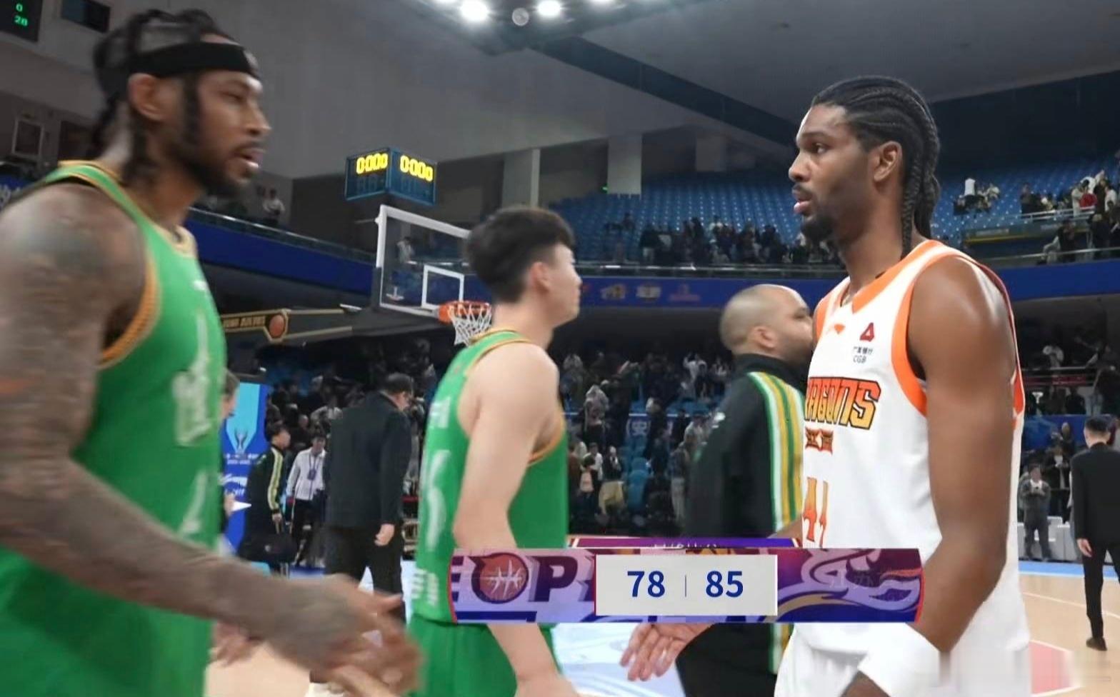 开门黑，辽宁男篮爆冷不敌上赛季联盟垫底的江苏新外援布朗8投仅2中得到9分，赵继伟