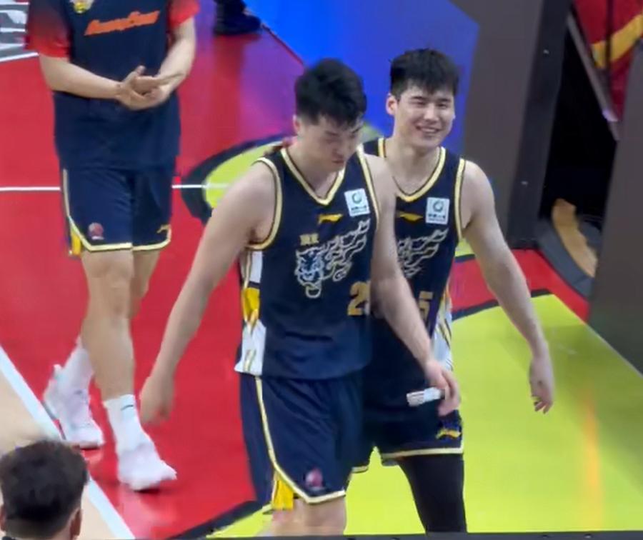 压力山大，张皓嘉赛后哭泣，球迷：杜锋证明了自己！
众所周知，广东队在近段时间，表