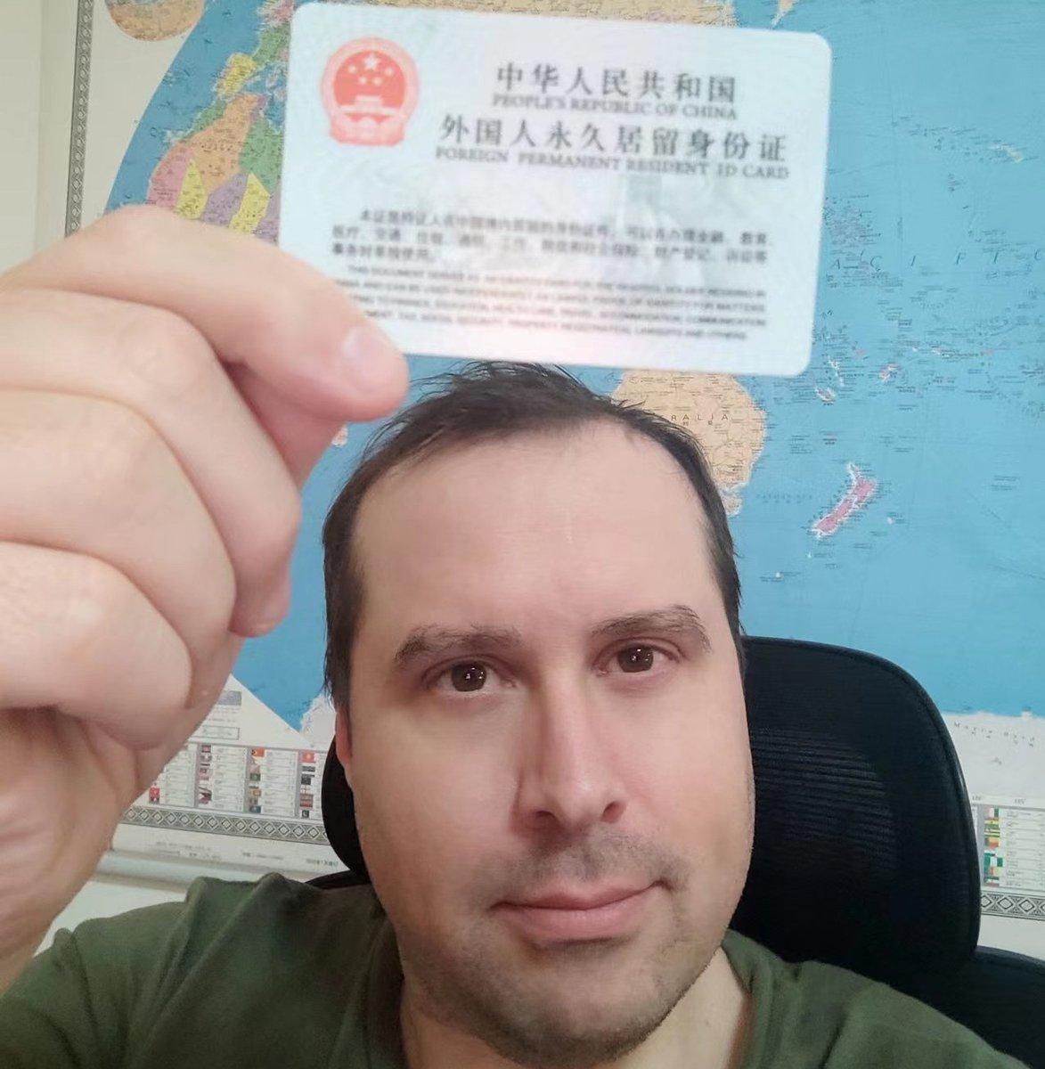 成功上岸！
恭喜这位美国记者，
获得中国永久居留权。