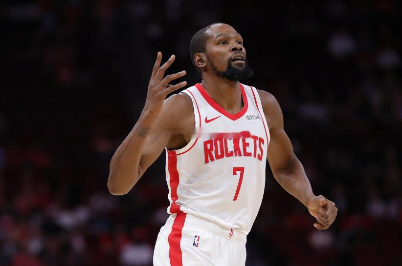 今日，NBA常规赛继续进行，快船在主场迎战火箭。首节比赛，火箭以35-29领先快