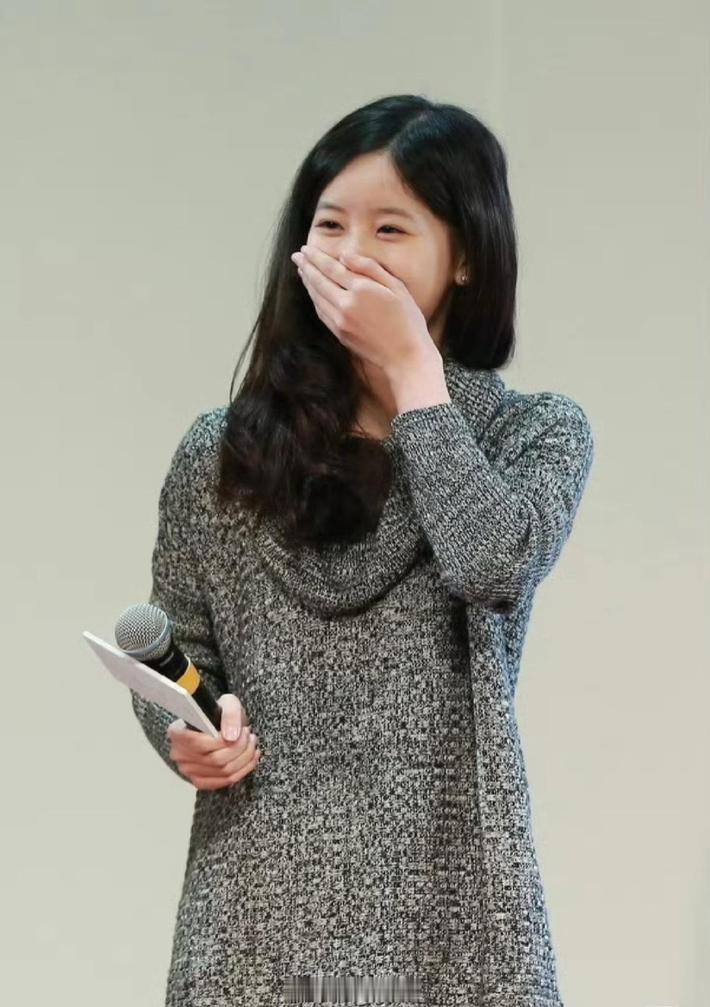 章泽天 烫头需谨慎看完章泽天烫头的热搜，感觉细软塌发质烫卷真的要三思…一不小心就