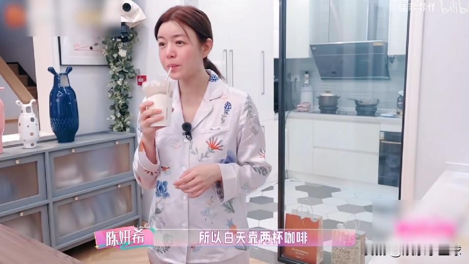 陈妍希透露，自己早上起床先给家人做饭，早餐和午餐却只喝咖啡，再吃一大把维生素和营