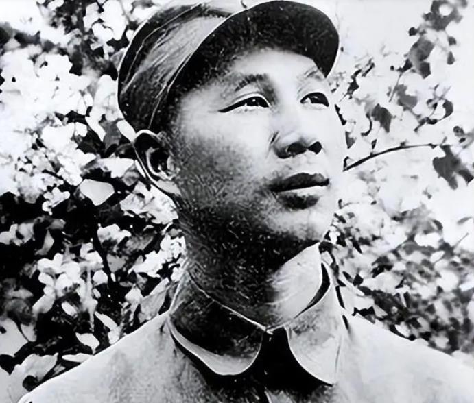 1939年，八路军缴获了一件军大衣，没承想，杨成武只看了一眼，脸色突然变得极为凝