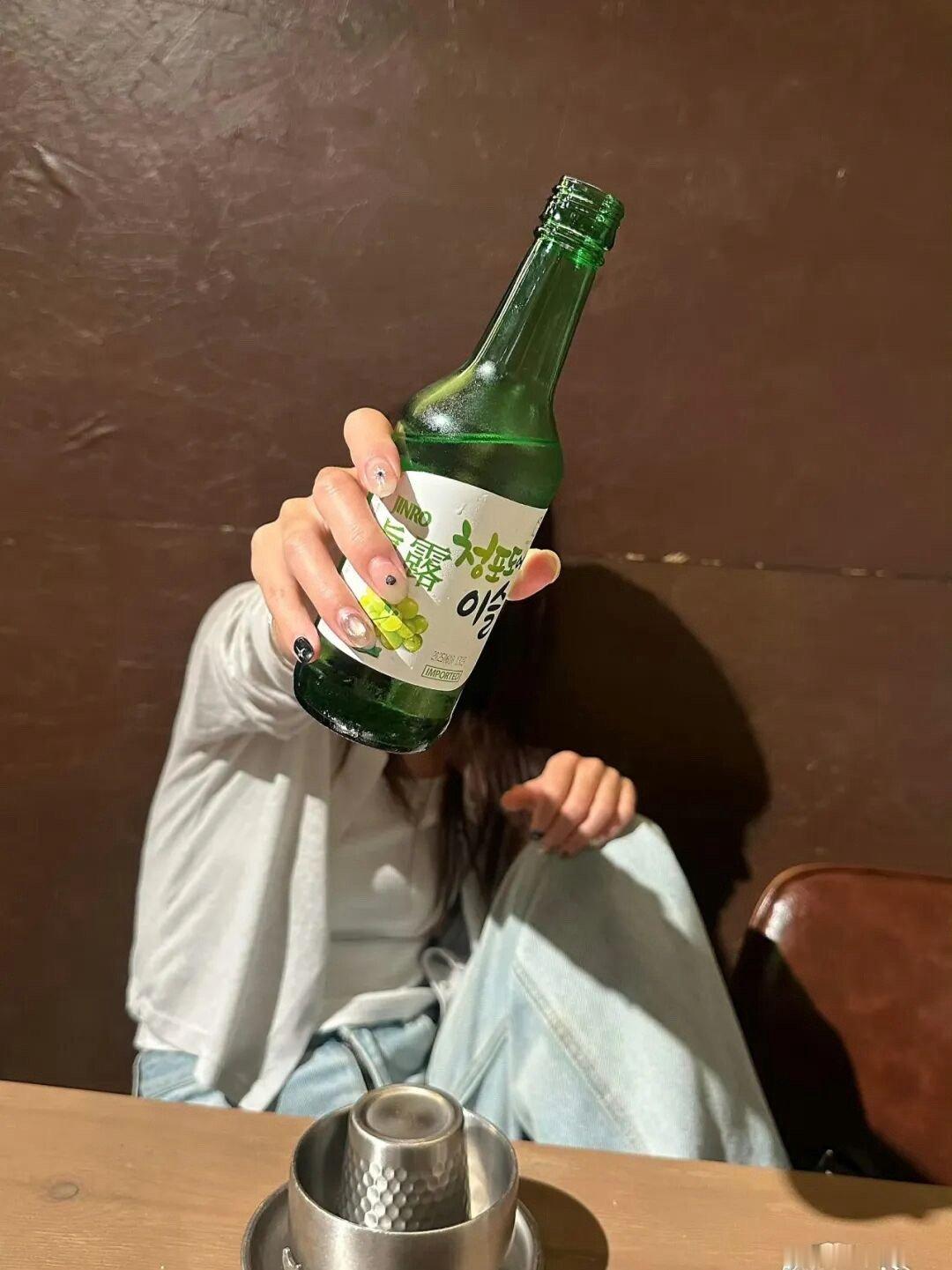 我什么都不图你的 我只想要一点点爱和陪伴而已 那些一个人暗自抹眼泪的夜晚 都是我