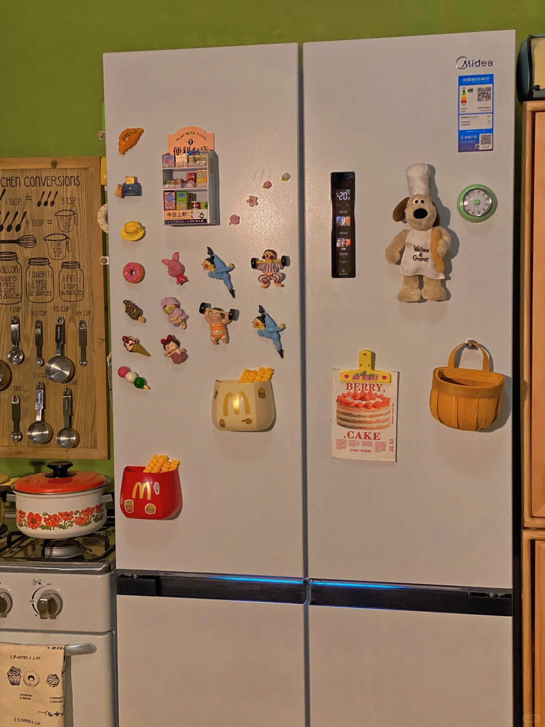 夜晚的杂货铺小厨房