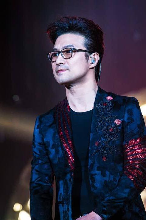 歌唱家，李世英，是汪峰的母亲，她说，我和他父亲，去看汪峰的演唱会，他烫着头发，穿