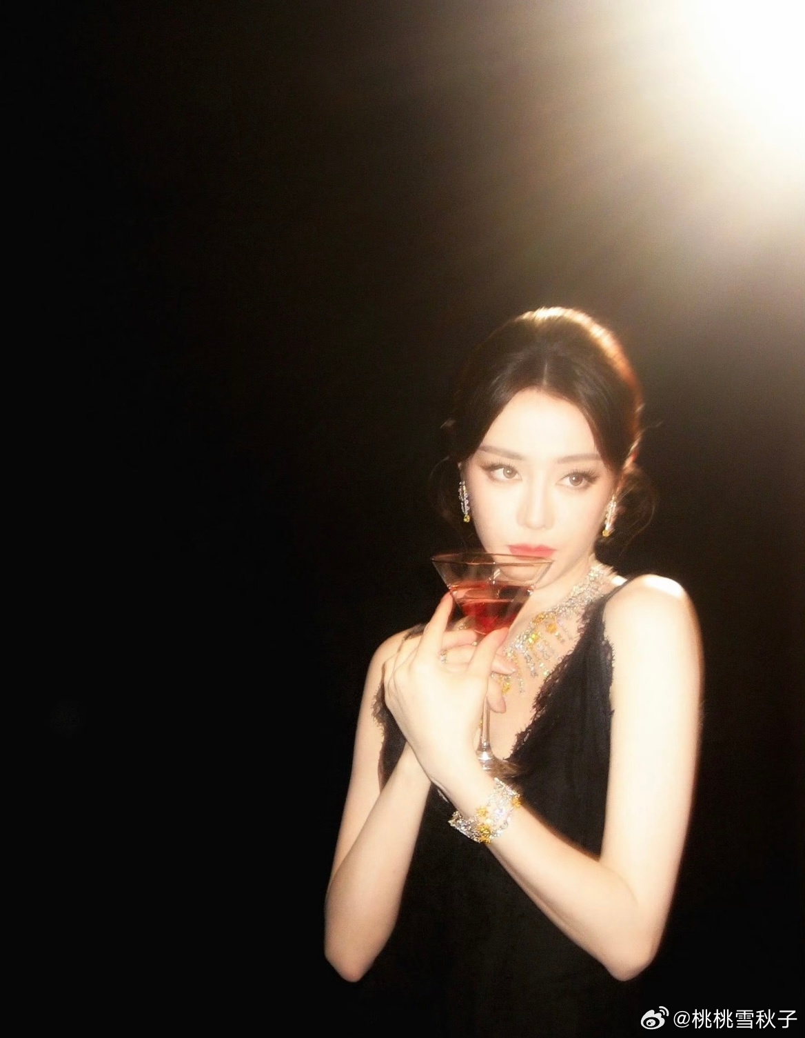 迪丽热巴十步之内必有小狗当热巴的小狗有没有什么硬性条件有没有渠道？求告知迪丽热巴