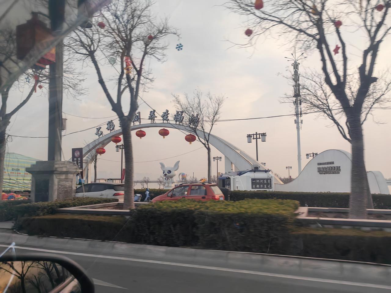 分享一张最近随手拍的照片运城盐湖大道[送自己一朵花][送自己一朵花][送自己一朵