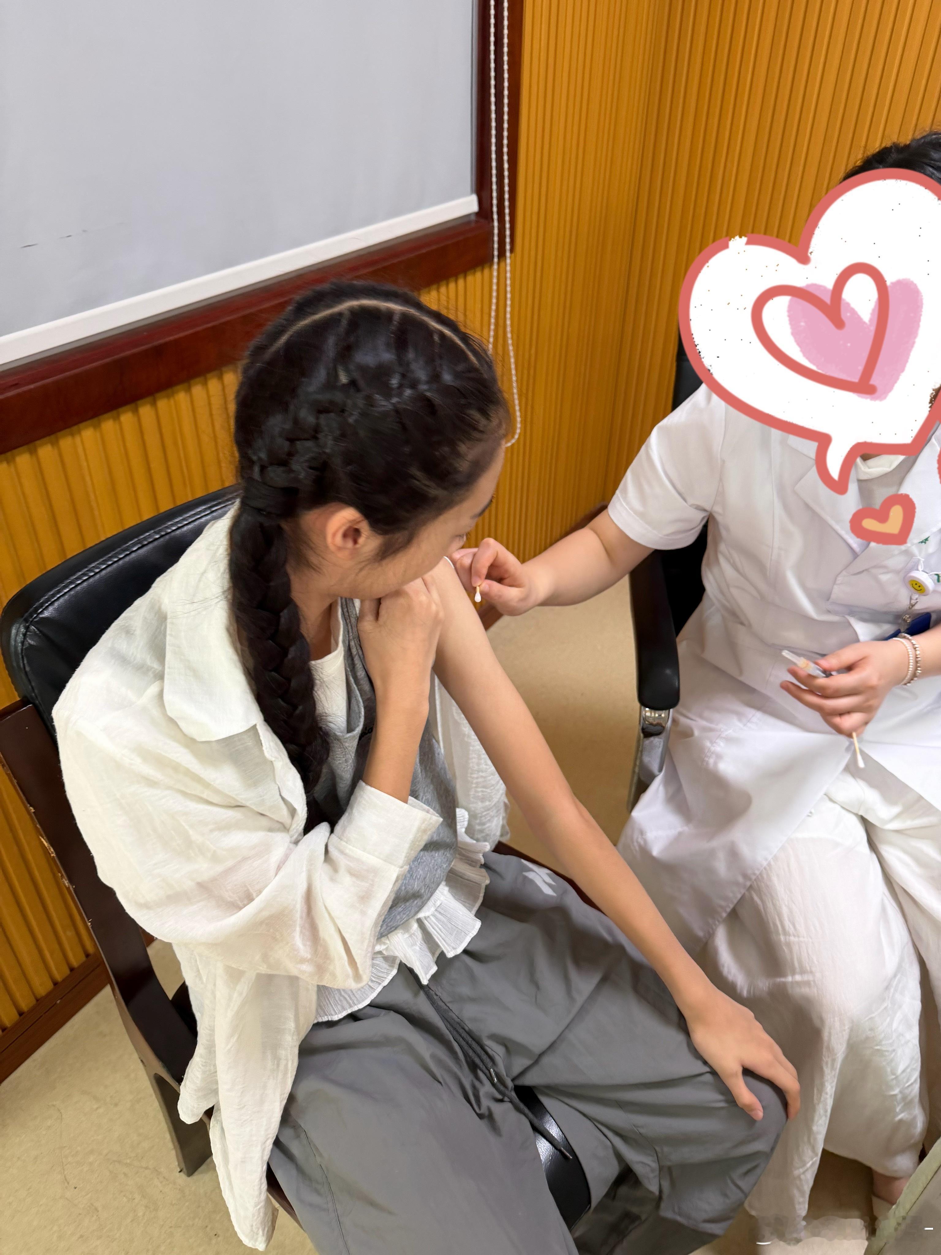 和Sunny 一起去打了九价💉还好周六有的打 ​​​