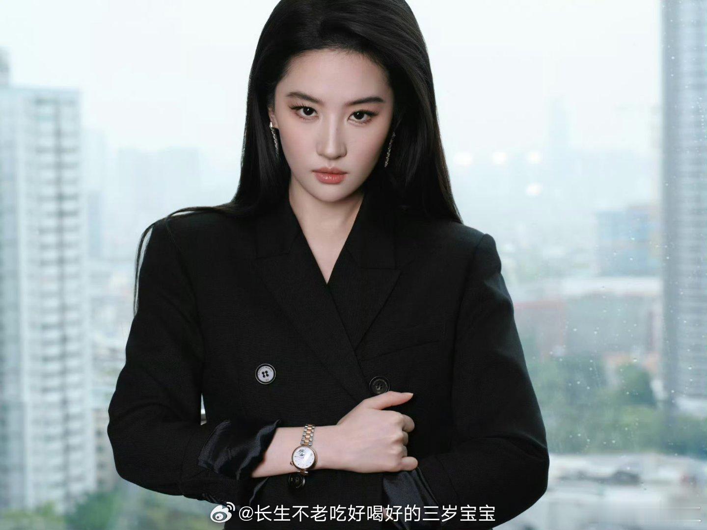 刘亦菲整个团队都穿黑色刘亦菲黑西装也太绝了吧，低调但气场两米八！ 