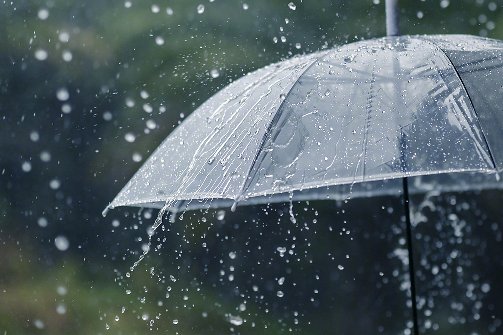 新浪健康必修课【暴雨过后当心6种不适 】暑热天气，淋雨不仅容易使关节炎、风湿病发