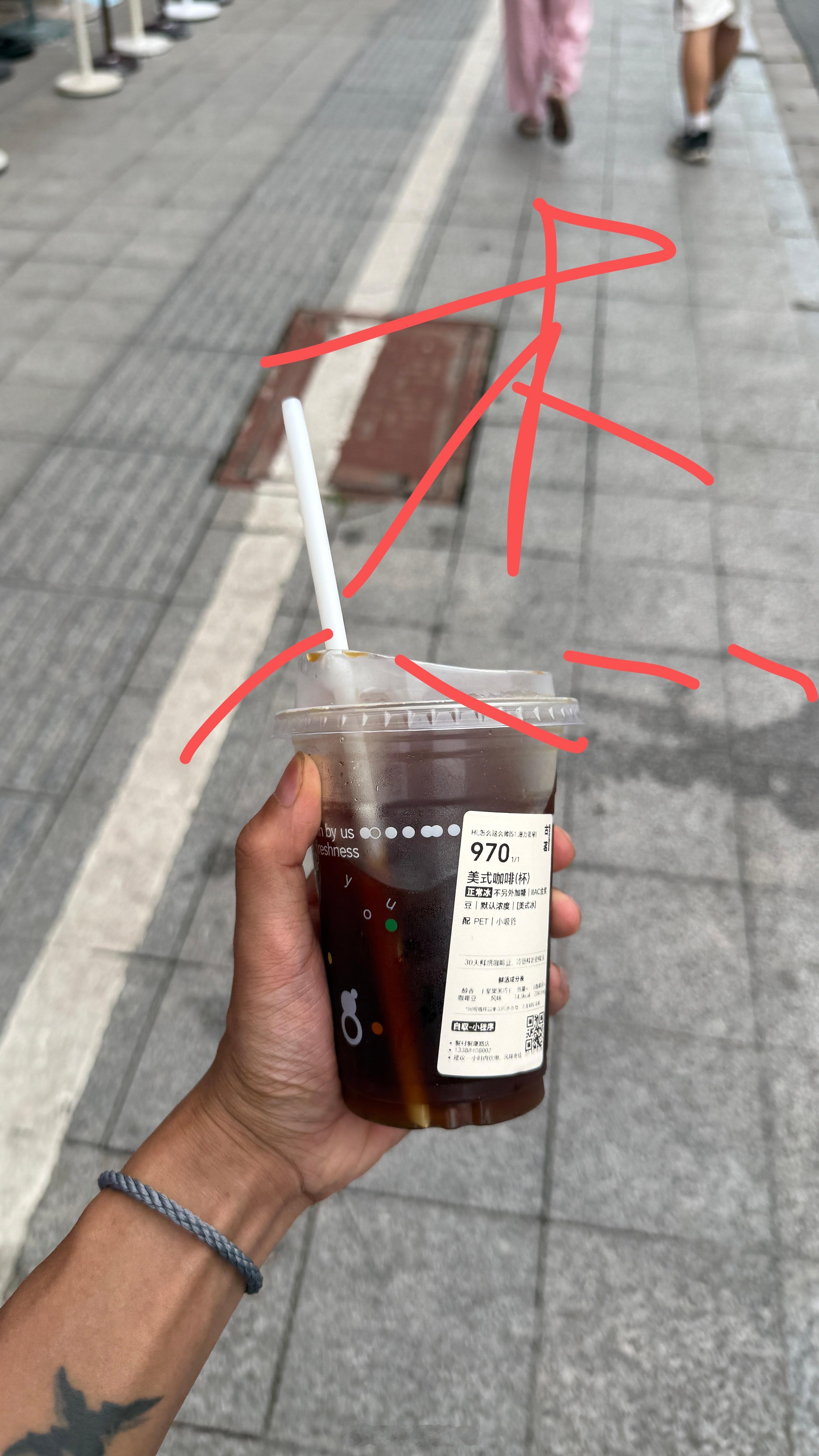 我每天晨跑来买的这家古茗一直用的都是塑料杯套，今天他说不准用塑料的了，然后我就没