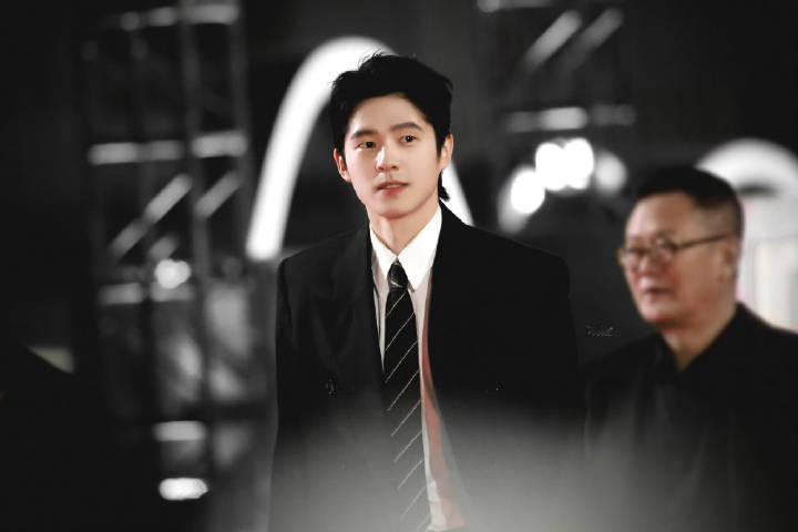 刘昊然金鸡奖闭幕红毯状态依旧抗打，一张图把质感演员会讲故事的表现力呈现的淋漓极致