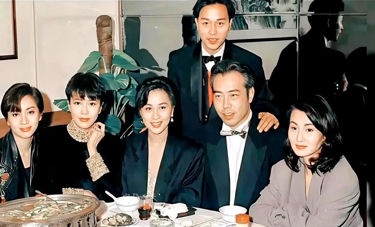 哇，这张老照片真是绝了。

中间坐着的，是年轻帅气的陈凯歌导演。旁边围着一圈香港