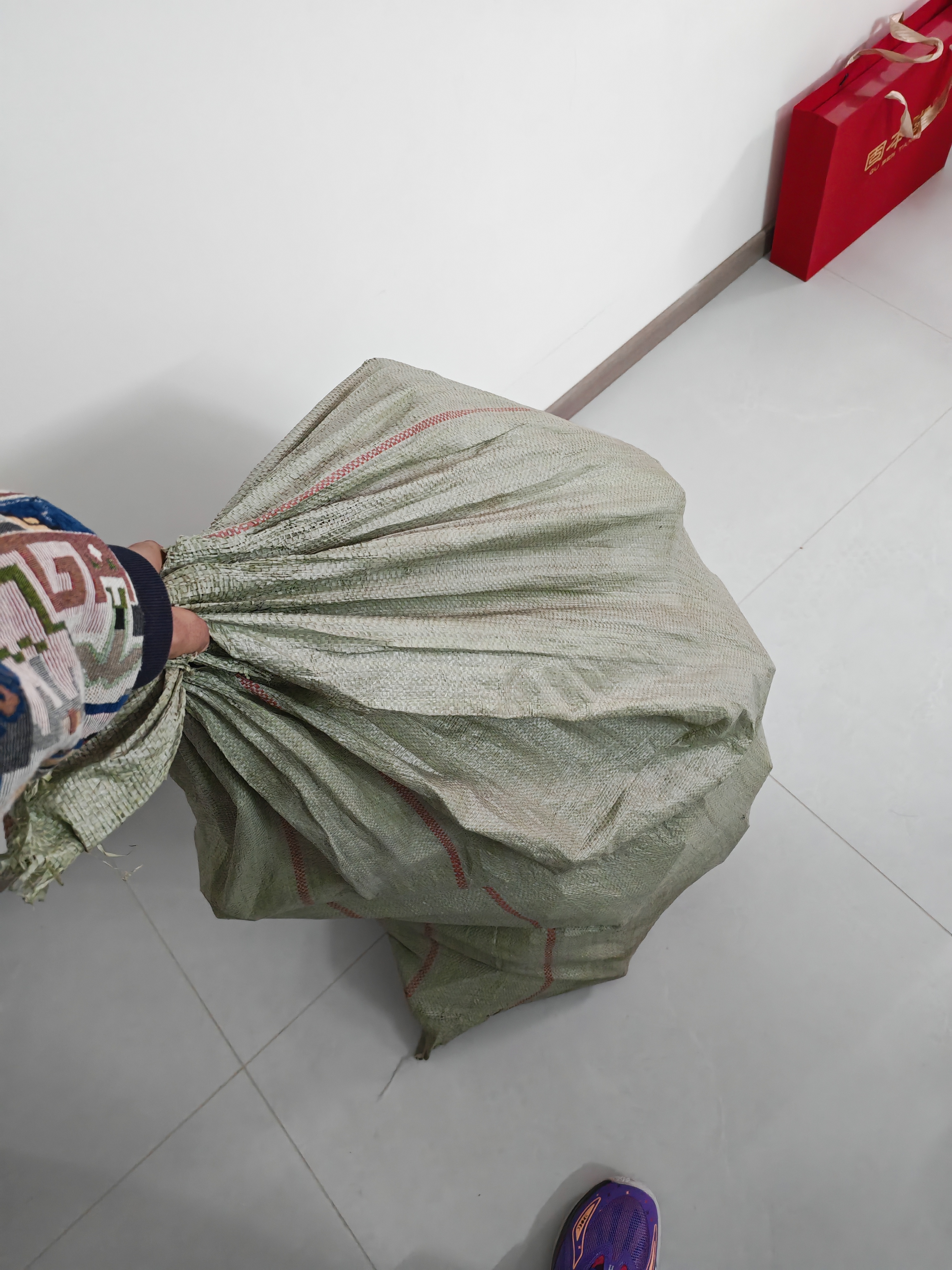 前两天我问媳妇，怎么这个双十一没有购物，东西都没见买，然后，我就一下取了这么多的