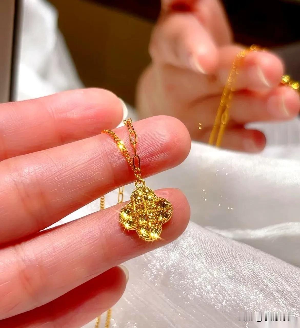 跟一位在水贝做了十年黄金生意的老师傅聊天。

他指着柜台里新到的周大福传承系列直