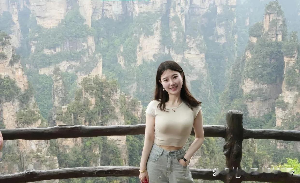 元气少女打卡张家界，感受大自然的壮丽！🌿📸