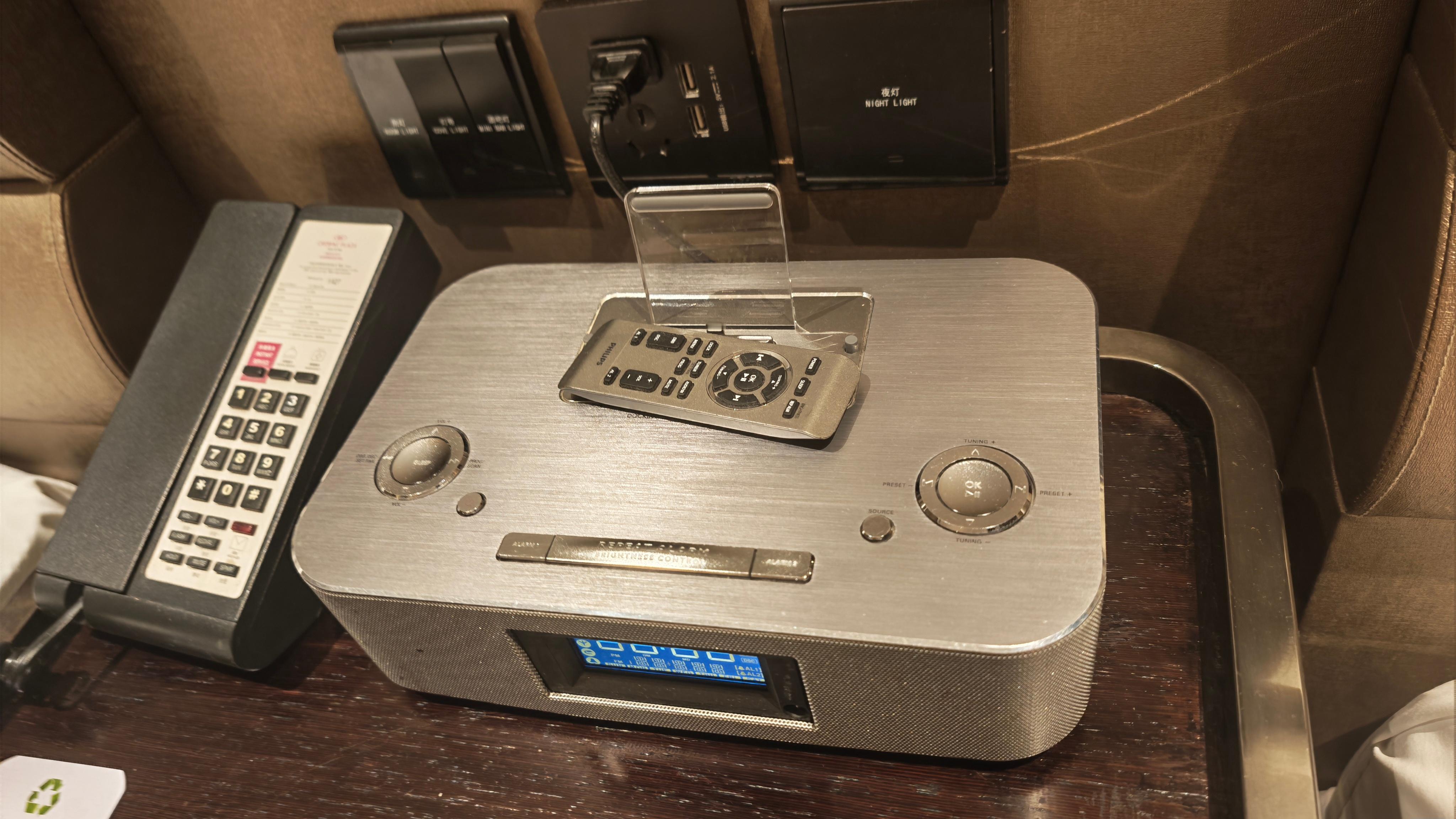 今天住酒店，一眼就瞅见了床头柜上这台老肥收音机——飞利浦的桌面音响，当年也是能给