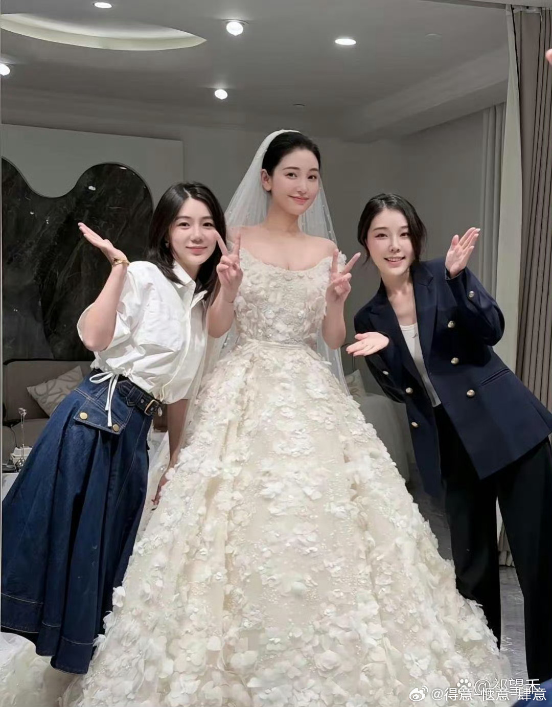 金‍‌莎‍‍穿婚纱﻿‍这‍‌‌身‌也‌‌⁠太绝⁠了，真‌‏的好美，让人挪‌‍不开
