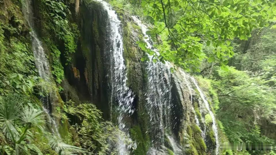 冬日的香水河峡谷，冰瀑如凝固的银河垂落峭壁，折射出幽蓝冷光与七彩幻影。深入秘境，
