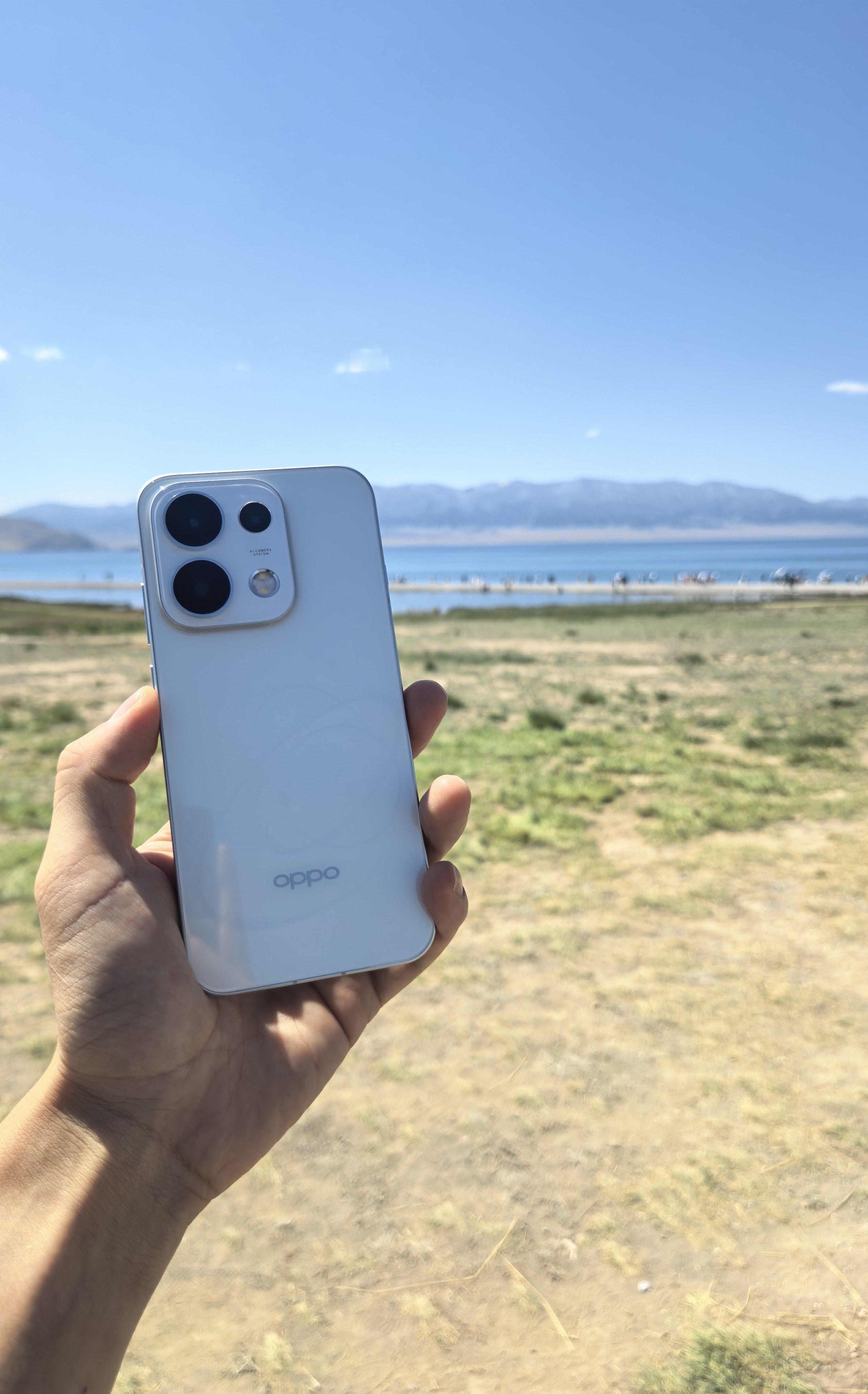 这是一款去过赛里木湖的 OPPO Reno16 Pro～后背的 3D 纹理不得不