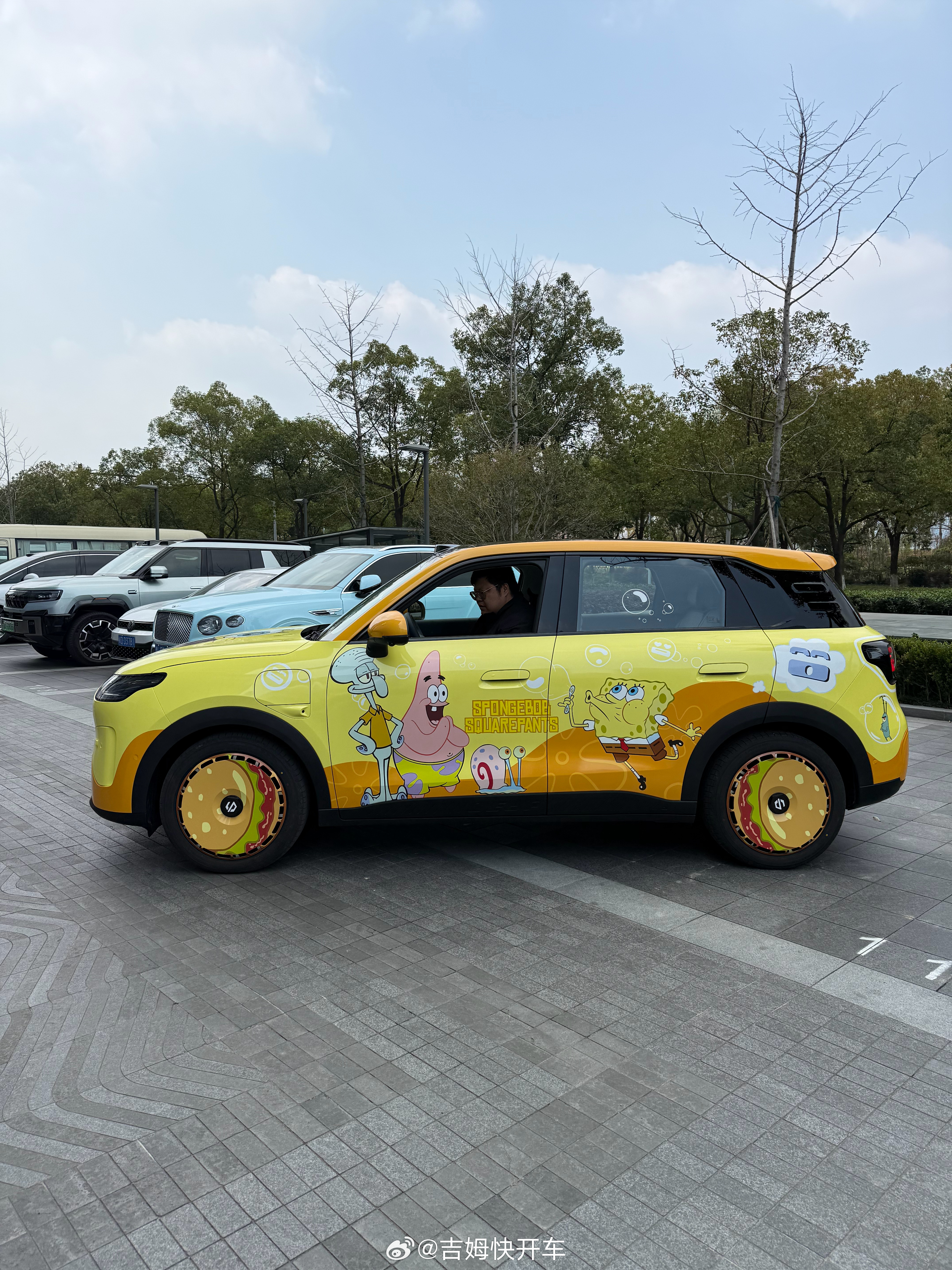 今天看到一台非常特别的A10，海绵宝宝和他的朋友们都上车了之前C16和猫和老鼠一